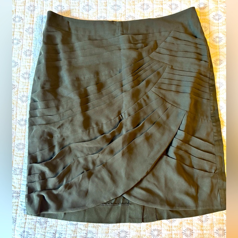 Banana Republic Green Pleated Pencil skirt size 8 Great for fall and winter